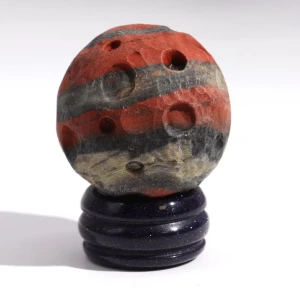 Crveni jaspis na solarnom Goldstone postolju – 40 mm